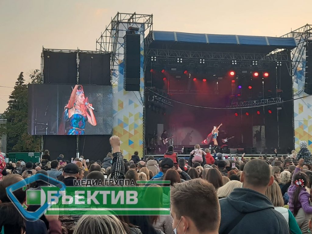 Оля Полякова в Новобаварском районе Харькова собрала стадион (фото, видео)