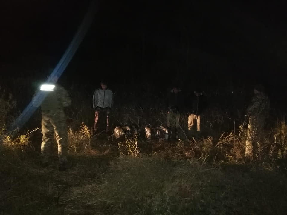 На границе в Харьковской области задержали троих мужчин с контрабандой украинских пальто (фото)