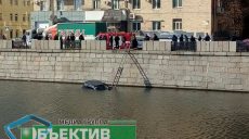 Аварія сталася через кішку, — керманичка затонулої автівки у річці Харків (фото)