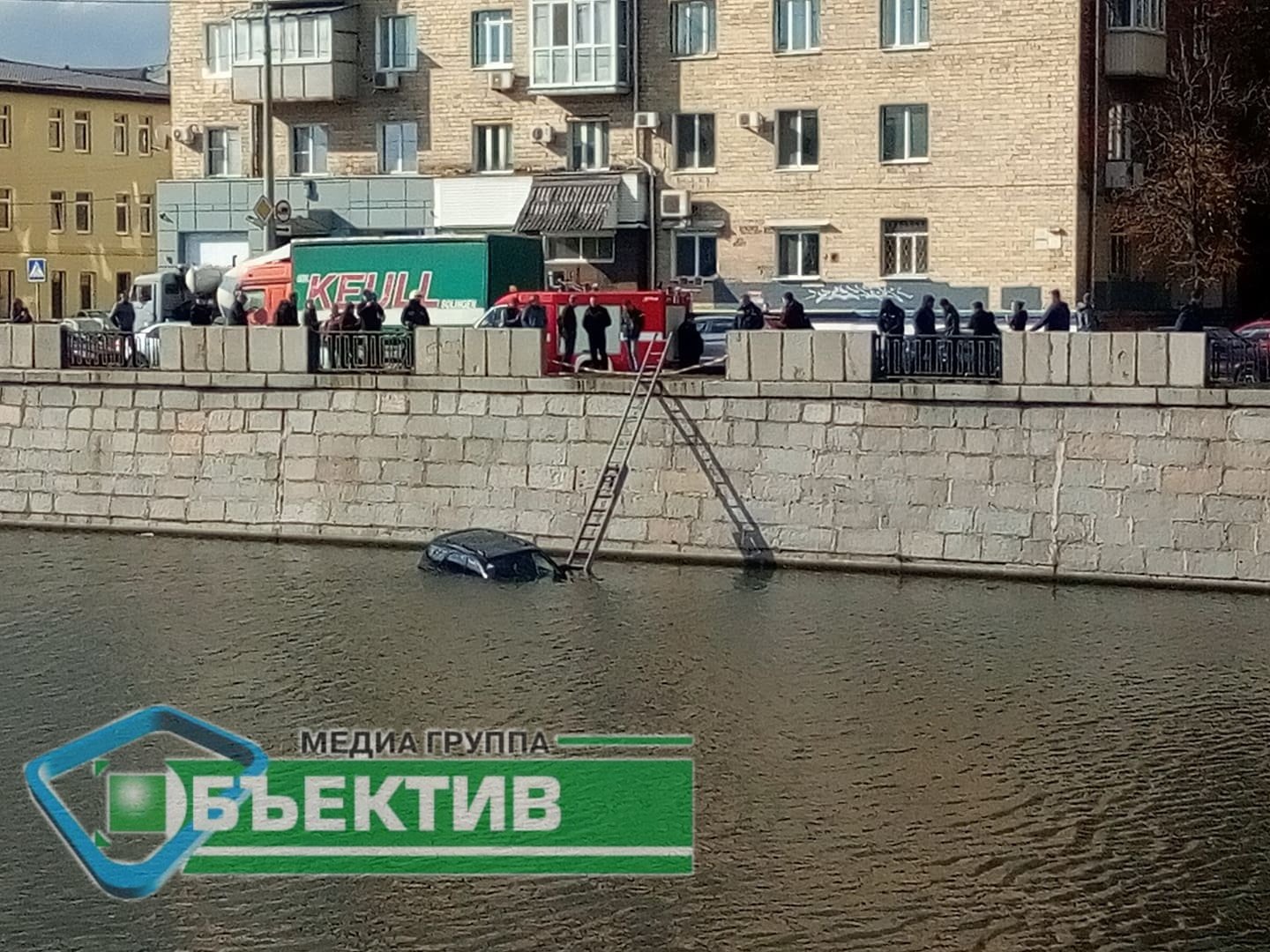 Аварія сталася через кішку, — керманичка затонулої автівки у річці Харків (фото)