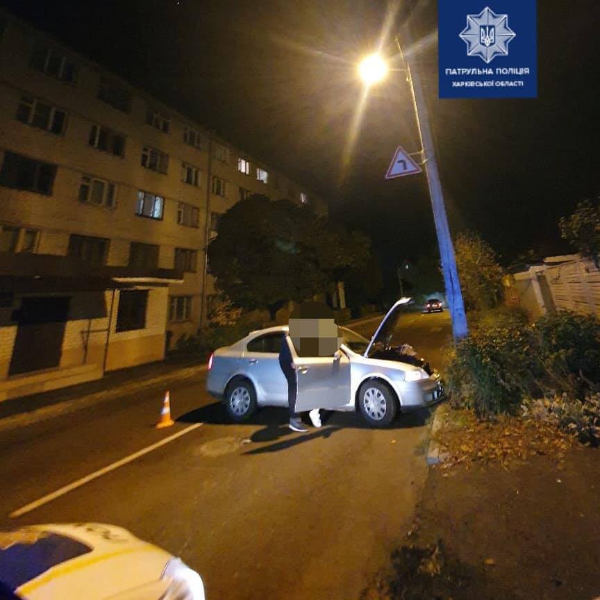В Харькове произошло ДТП: водитель въехал в столб