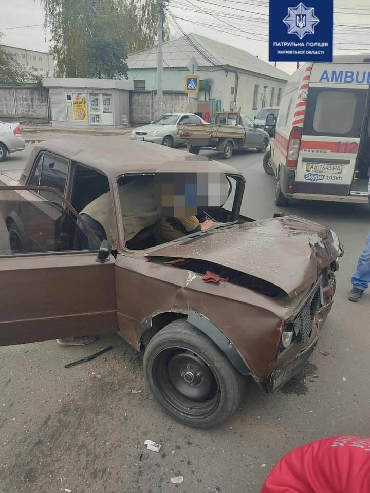 Под Харьковом столкнулись два ВАЗа: обоих водителей забрала «скорая»
