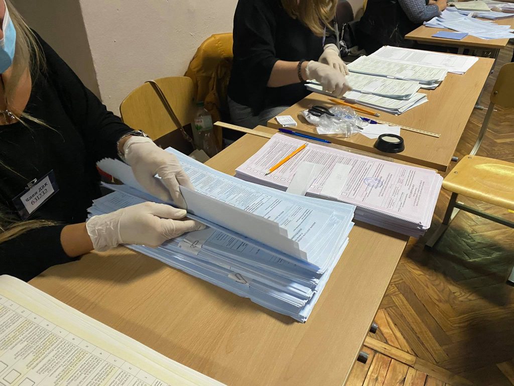 У Харкові одну з виборчих дільниць зачинили пізніше через ймовірне порушення законодавства