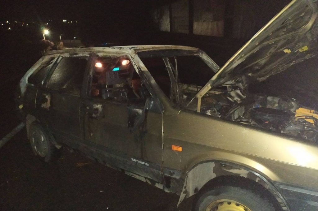 Ночью на Харьковщине сгорел автомобиль (фото)