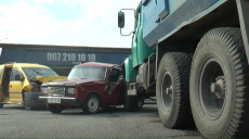 Аварія на Кільцевій дорозі з двома постраждалими: у водіїв є кілька версій того, що сталося (відео)