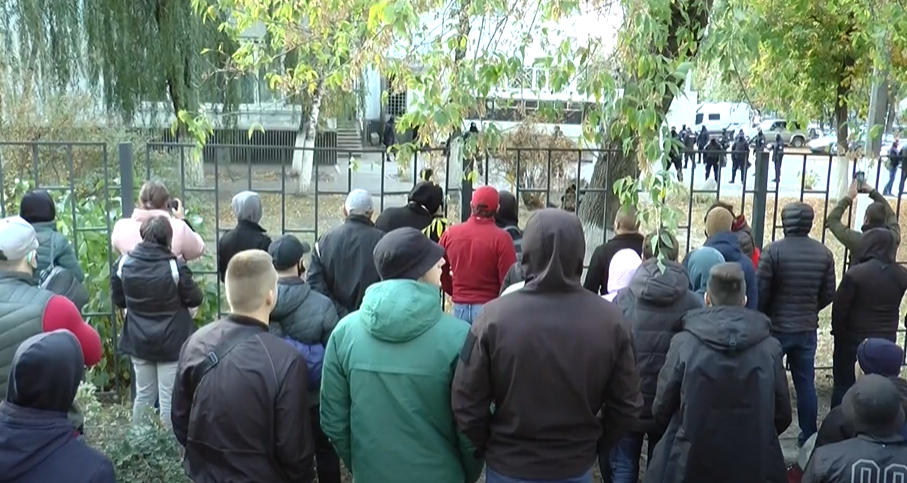 У справі про напад на автобус активістів від ОПЗЖ біля Харкова зменшилася кількість підозрюваних (відео)