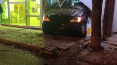 В Харькове пьяный водитель на Mercedes въехал в магазин (фото)