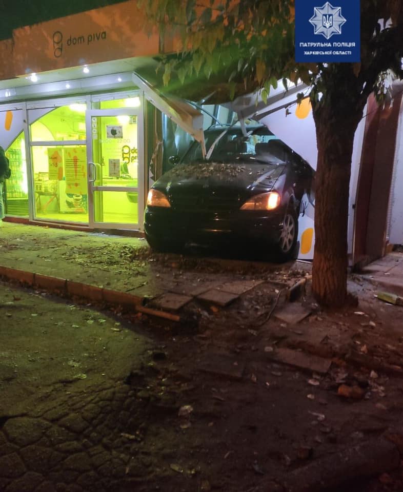 В Харькове пьяный водитель на Mercedes въехал в магазин (фото)