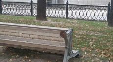 В харьковском парке вандалы опрокинули лавочки (фото)