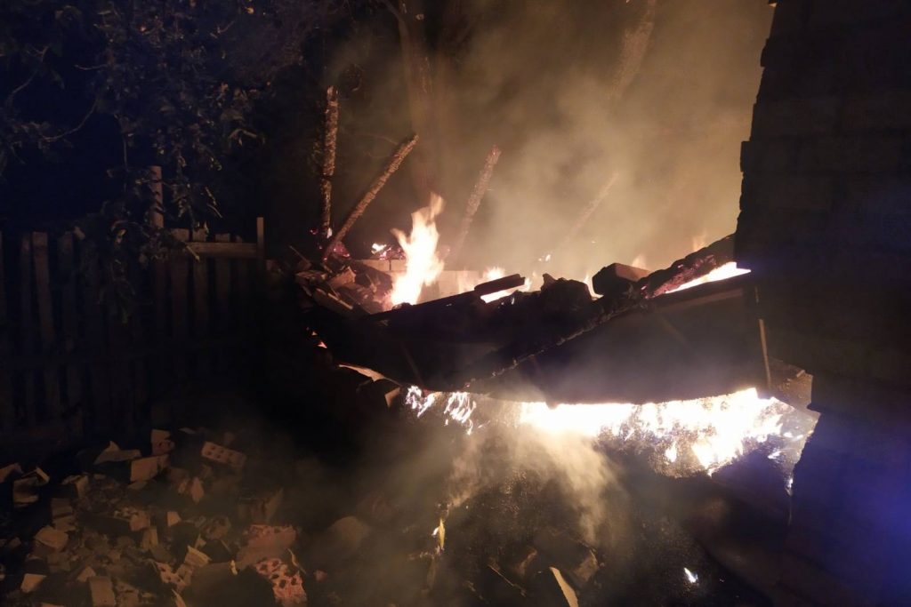 На Харьковщине сгорел сарай с четырьмя тоннами подсолнечника (фото)