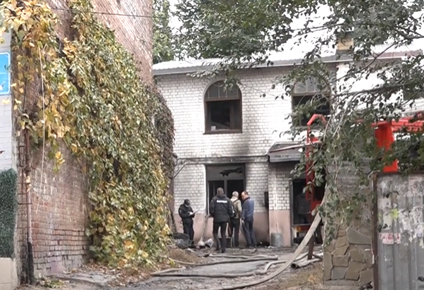 У центрі Харкова у приміщенні з піротехнікою стався вибух: двоє постраждалих (відео)