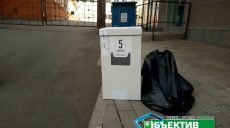 Волонтери від президента: у Харкові біля виборчих дільниць проводять соцопитування (відео, фото)