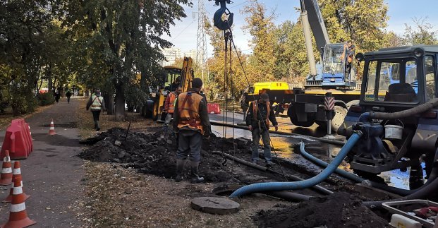 Бригады «Харьковводоканала» ремонтируют трубопровод на улице Мира