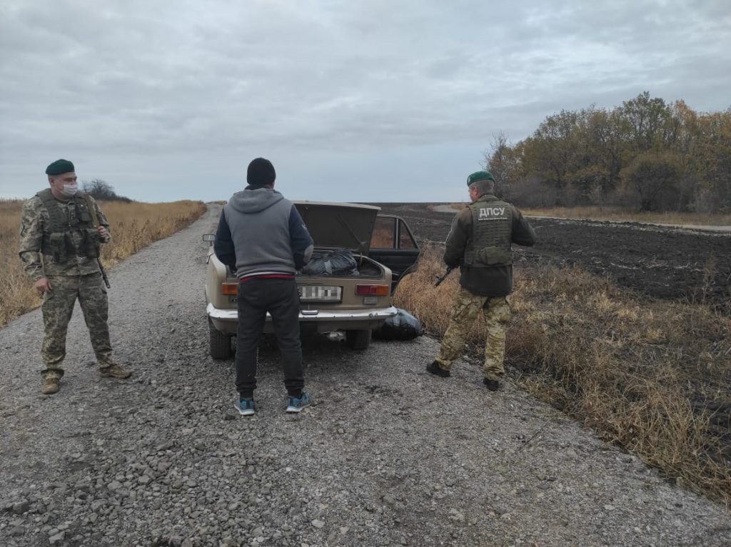 Харьковские пограничники задержали украинца, который вез в Россию одеяла и куртки