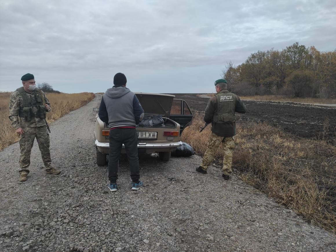 Харьковские пограничники задержали украинца, который вез в Россию одеяла и куртки