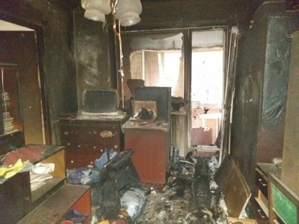 Спасатель вынес из горевшей квартиры своего соседа (фото)