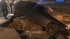 В Харькове водитель ВАЗ врезался в ограждение, машина съехала в котлован (фото)