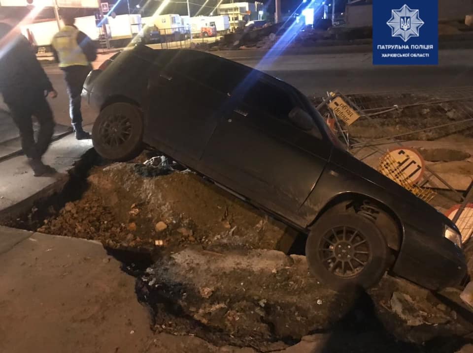 В Харькове водитель ВАЗ врезался в ограждение, машина съехала в котлован (фото)