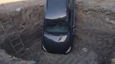 В Харькове автомобиль упал в котлован (фото)