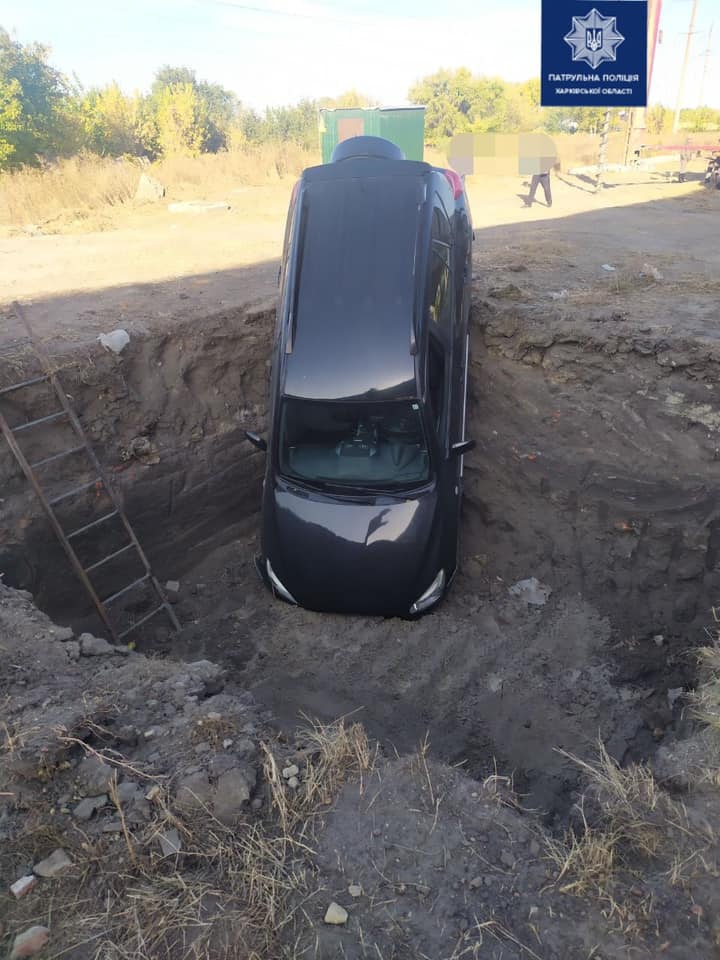В Харькове автомобиль упал в котлован (фото)