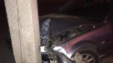 В результате столкновения BMW со столбом госпитализированы водитель и его пассажир (фото)