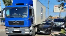 Грузовик столкнулся с автомобилем в Харькове