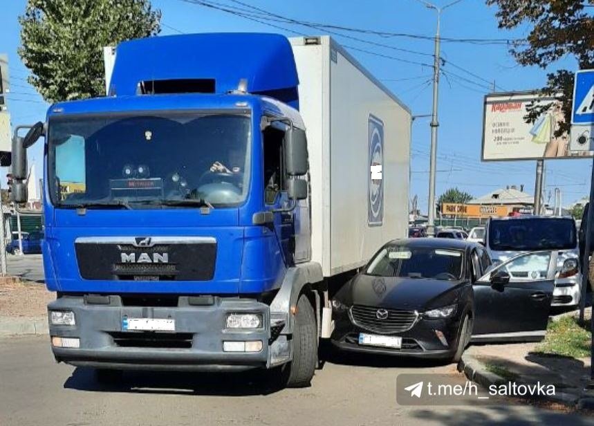 Грузовик столкнулся с автомобилем в Харькове