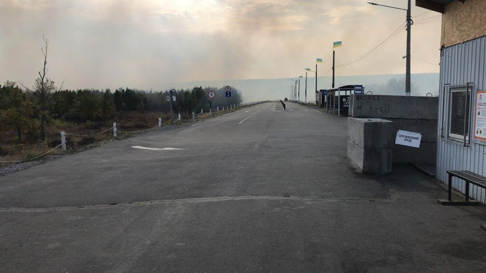 Через пожежну небезпеку тимчасово припинено роботу КПВВ «Станиця Луганська»