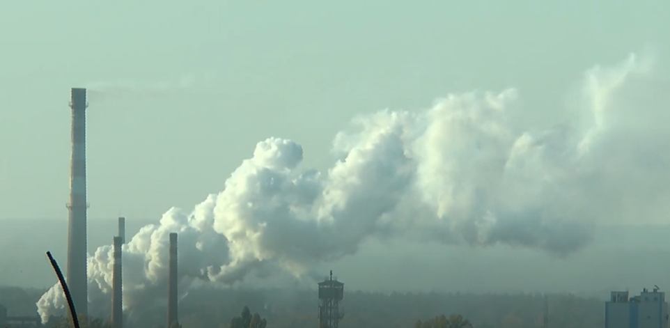 Пристрасті навколо «коксохіму»: еколог припускає, що дим, який лякає місцевих, може бути парою (відео)