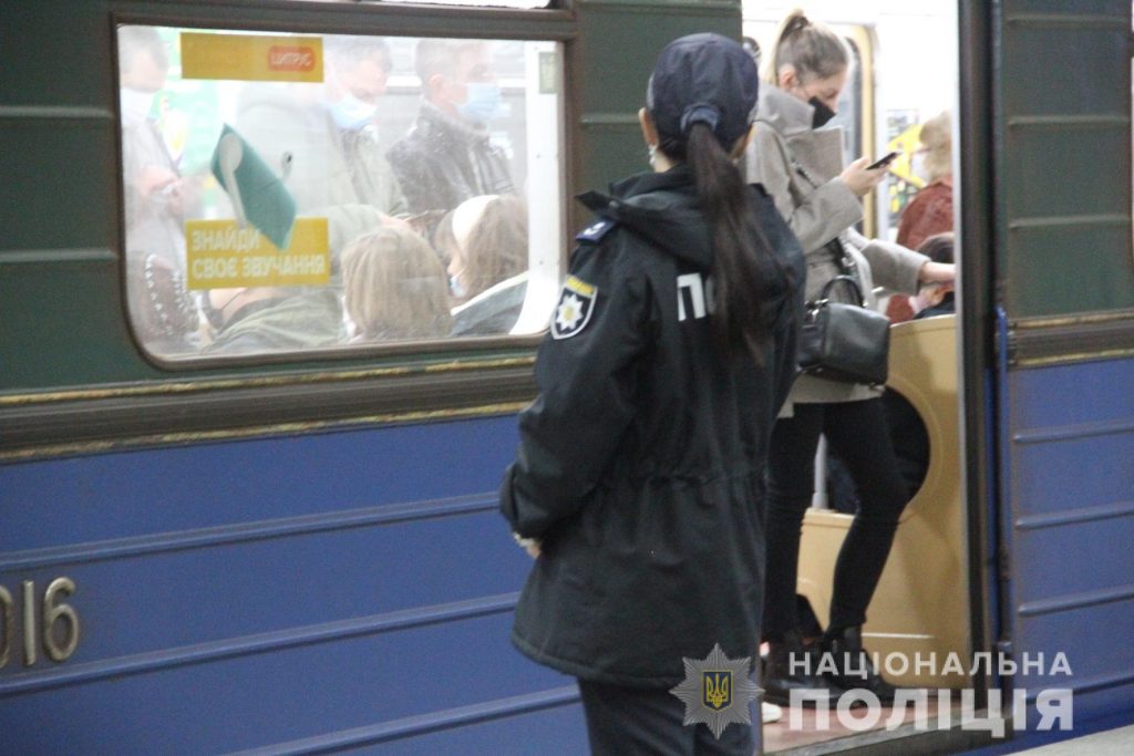 В Харькове возобновились полицейские рейды в метро (фото)