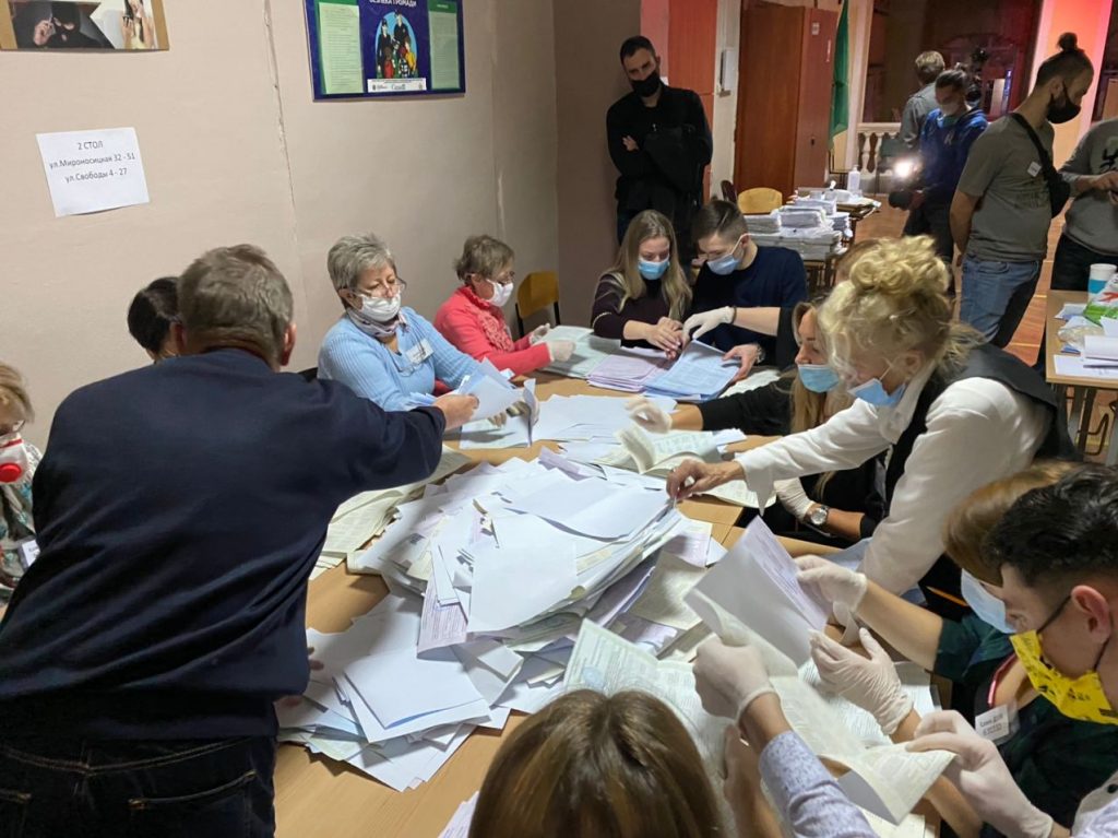 На виборчих дільницях Харкова розпочали процес підрахунку голосів (фото, відео)