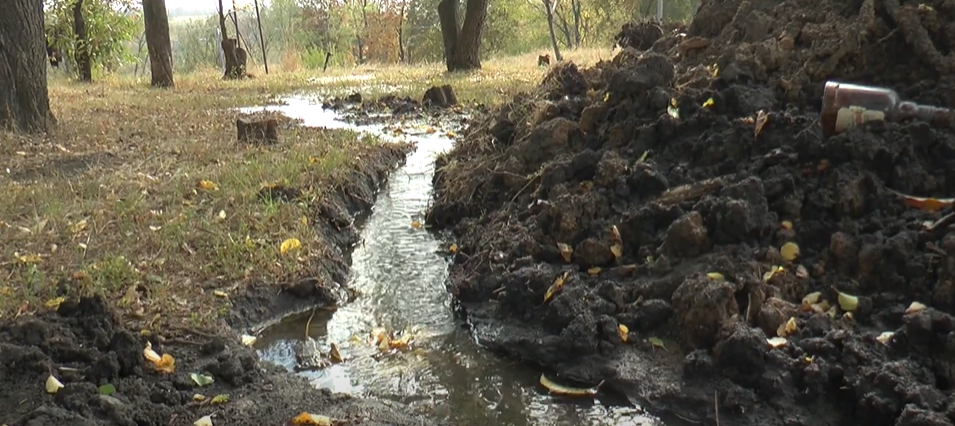 У Слобідському через порив труби утворилося болото (відео)