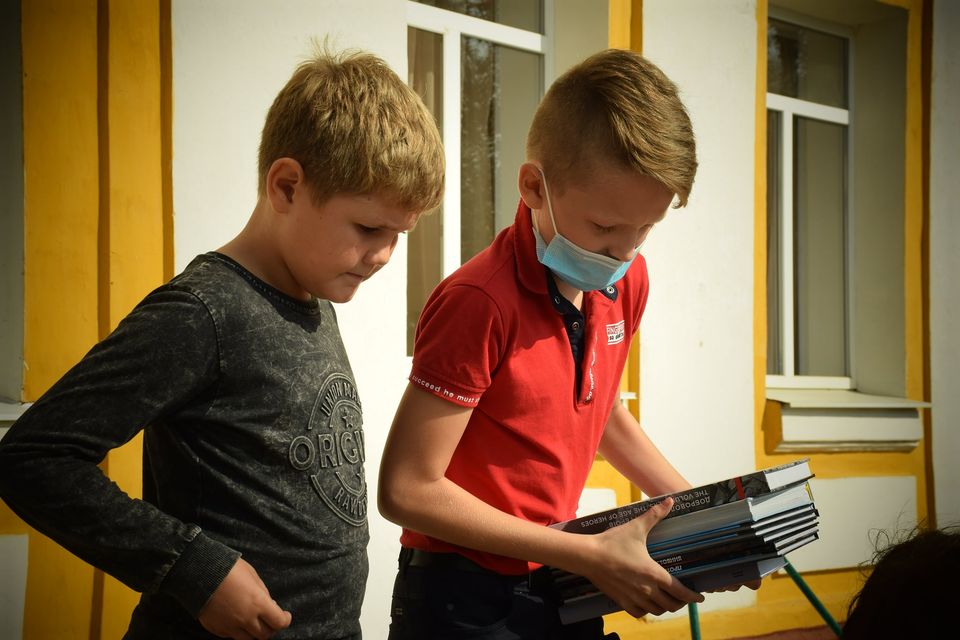 Операция на Донбассе: школьникам на линии разграничения подарили 30 тысяч книг