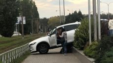 В Харькове на Салтовке автомобиль вынесло на тротуар (фото)