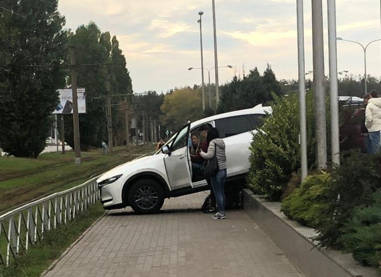 В Харькове на Салтовке автомобиль вынесло на тротуар (фото)