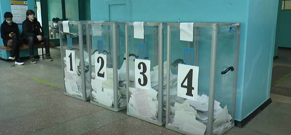 25 градусів: в ОПОРІ скаржаться на безконтактні термометри, які надійшли на дільниці Харкова (відео)