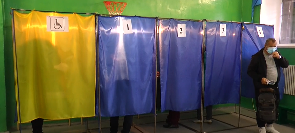 Зіпсовані бюлетені, дебош та голосування не в кабінках: порушення на виборах на Харківщині (відео)