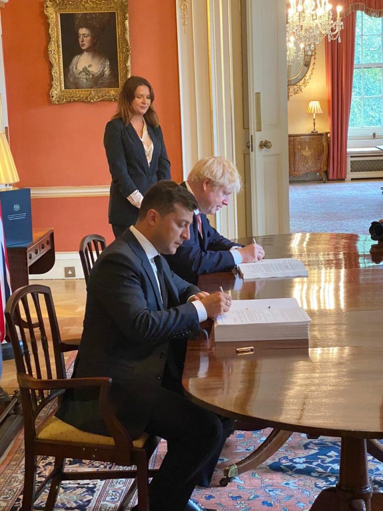 Зеленский и Джонсон подписали договор о свободной торговле между Украиной и Великобританией