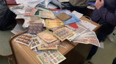Двум членам всеукраинской банды мошенников, подделывающих почтовые марки, сообщено о подозрении (фото)