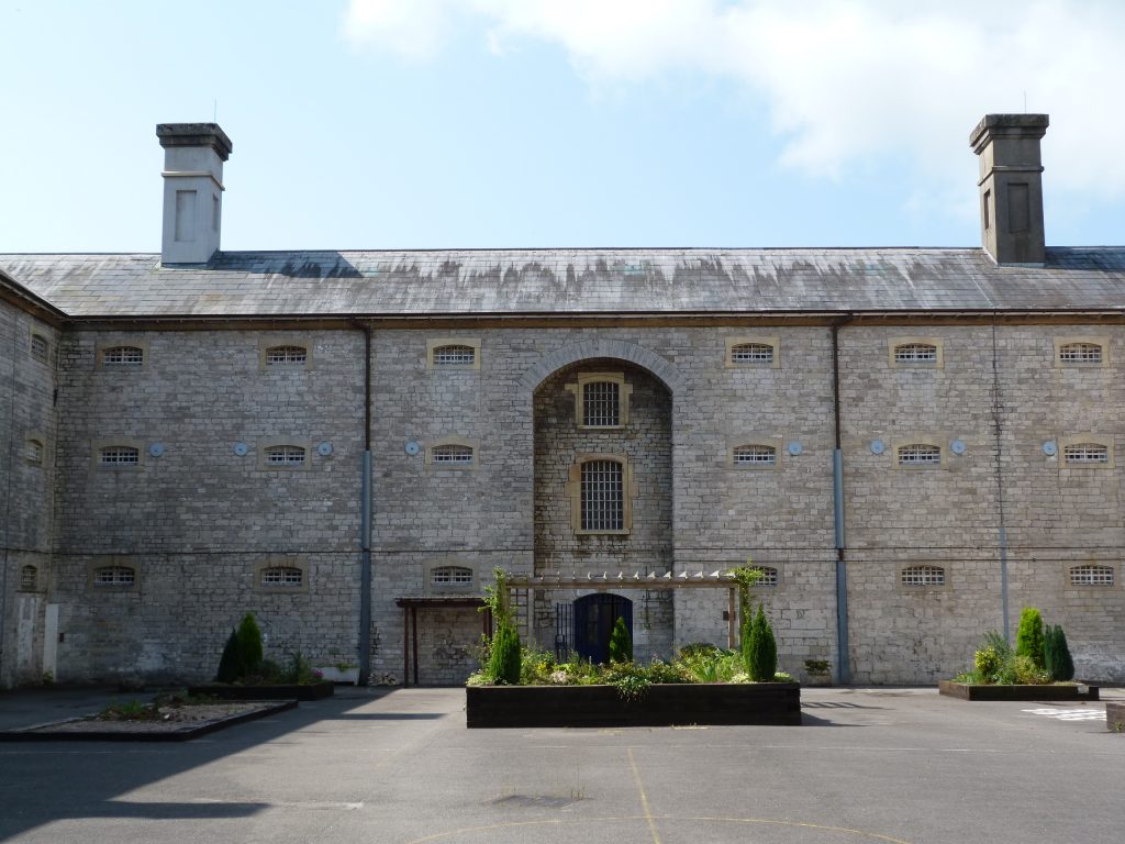 Английская тюрьма, которой почти 4 столетия, предлагает провести ночь в камере