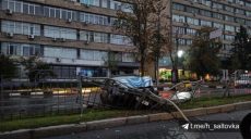 Автомобиль в центре Харькова попал в аварию и снес забор