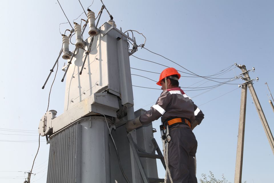 Електрика. На Дергачівщині відновлюють електромагістралі до трьох сіл