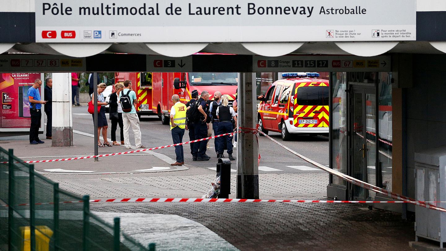 Во Франции совершено еще два теракта — в Авиньоне и Лионе