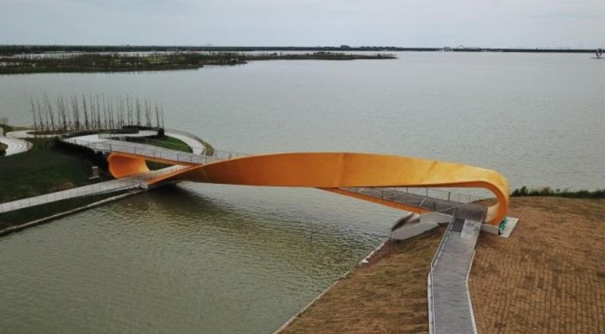 На самом большое искусственном пресноводном озере Китая построили сразу 7 оригинальных мостов (фото)