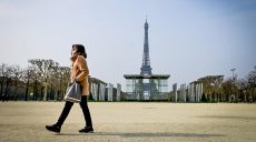 Париж и Нью-Йорк снова возвращают строгие карантинные меры