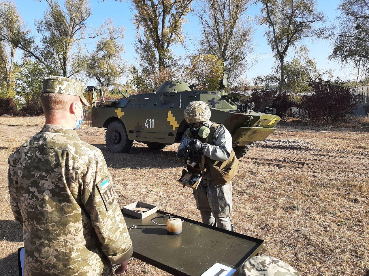 Під Харковом тривають змагання на кращий взвод РХБ розвідки (фото)