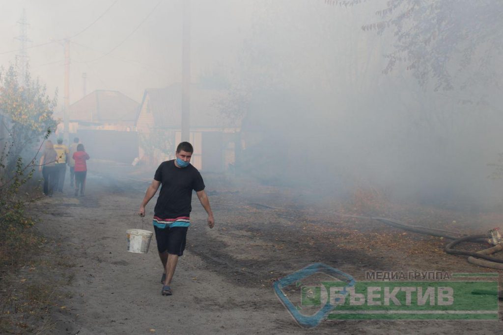 Вогонь пошкодив житлові будинки: фоторепортаж із пожежі в Жихорі (відео, фото)