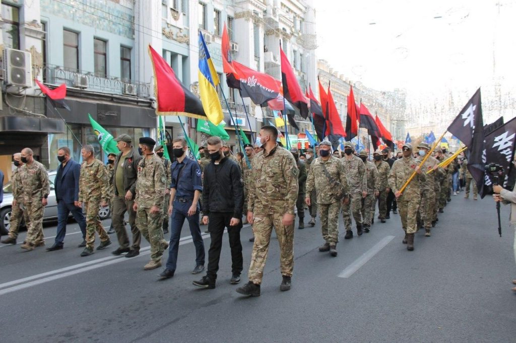 Марш до Дня захисника України у Харкові: Сумською несли 50-метровий прапор (фоторепортаж)