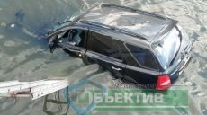 В Харькове автомобиль в результате ДТП упал в реку (видео, фото)