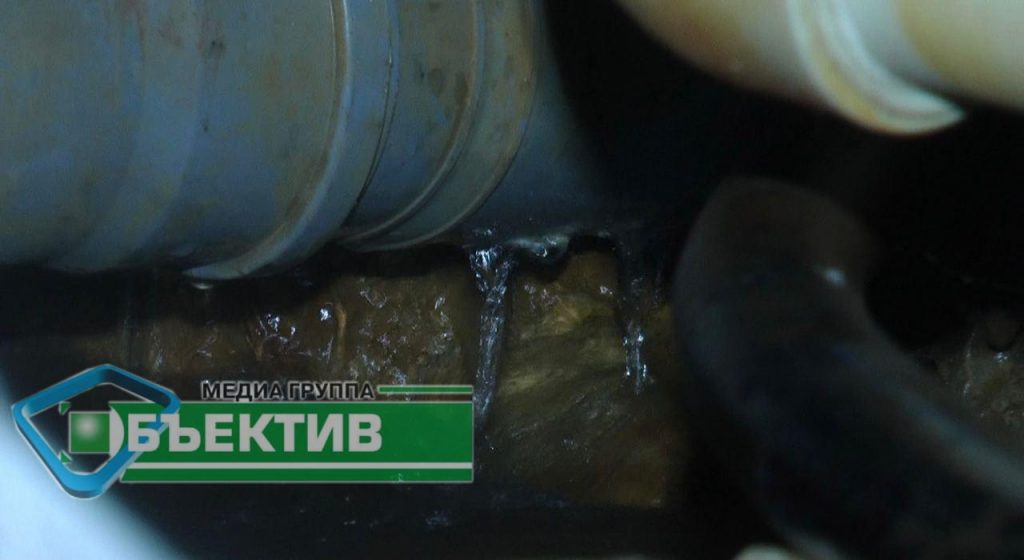 «Немов їжаки в тумані»: в одному з будинків Харкова прорвало труби теплопостачання (фото, відео)